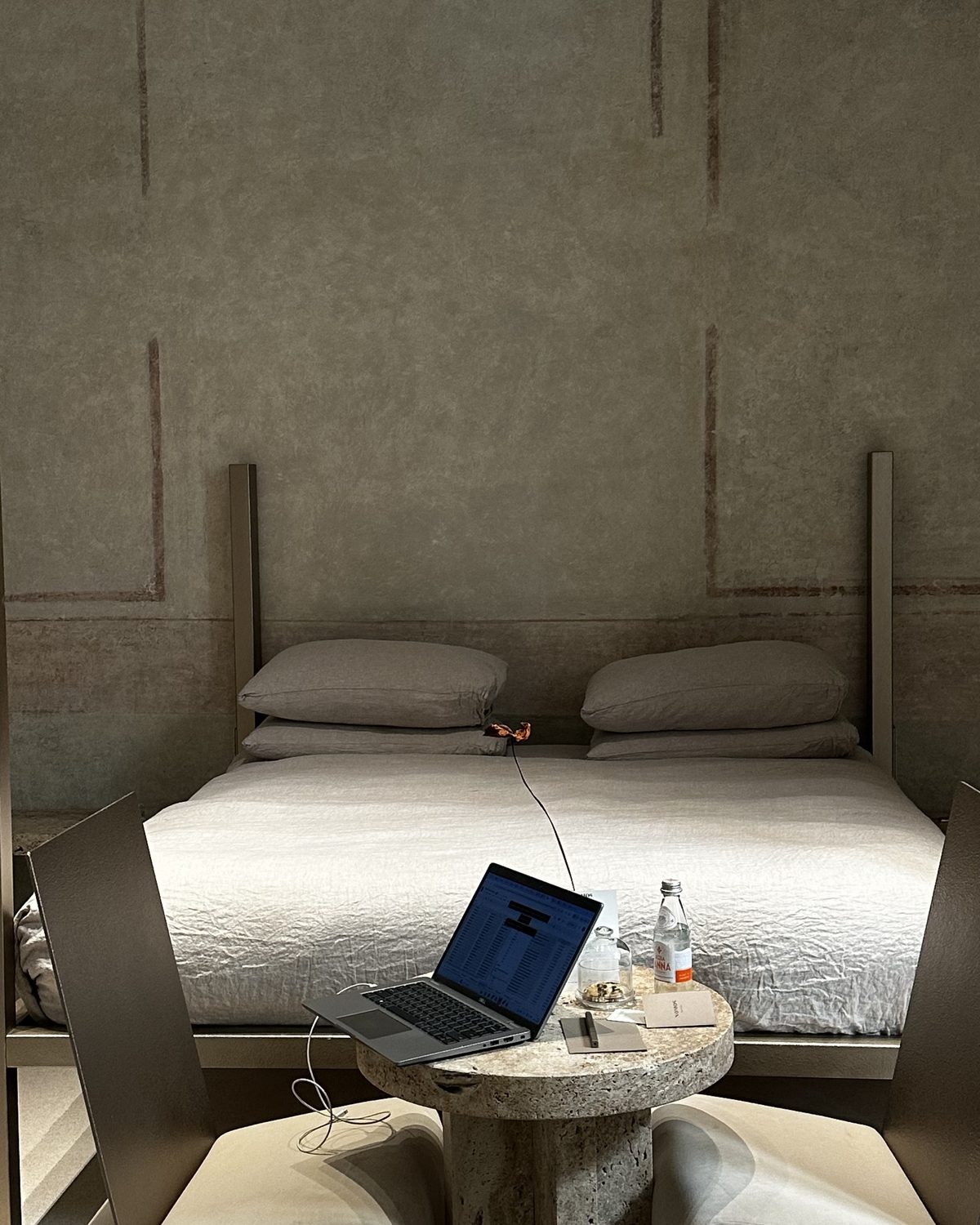 A guest room at Nomos
